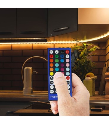 RGB+WW controller med fjernbetjening der viser mulighederne for farveskift og stemningsbelysning i hjemmet.