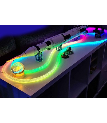 Nærbillede af RGBIC neon flex slange med vævet tekstur der viser de adresserbare LED-segmenter.