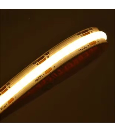 Nærbillede af COB LED strip der viser overfladen og strukturen på båndet.