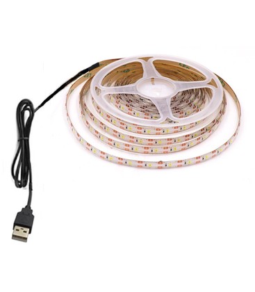 Nærbillede af en 3 meter USB LED strip der viser de følsomme dioder og kredsløb.