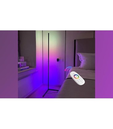 Sort RGB hjørnelampe i et gaming setup styret via fjernbetjening
