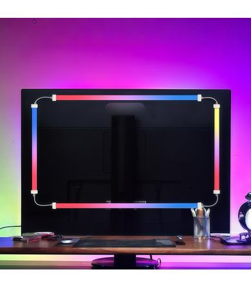 RGBIC LED strip monteret bag en PC-skærm der viser præcis styring af lyssegmenter.