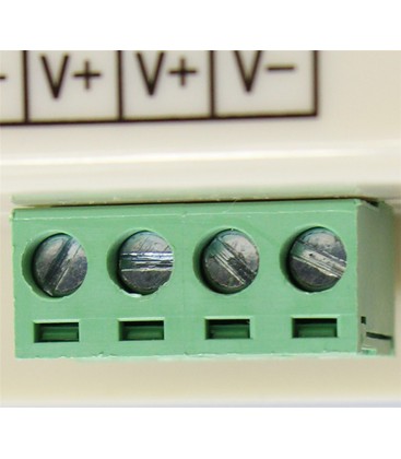 Nærbillede af terminaler på en 12V og 24V dæmper til LED strips.